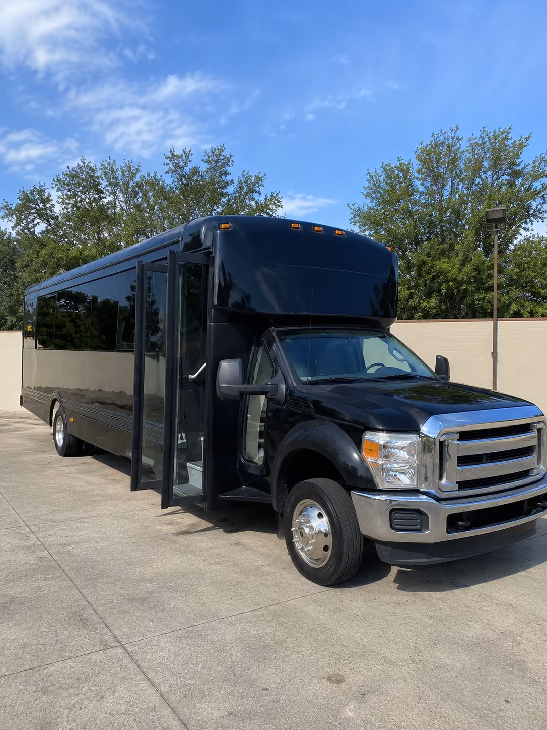 waterloo 20 passenger party bus